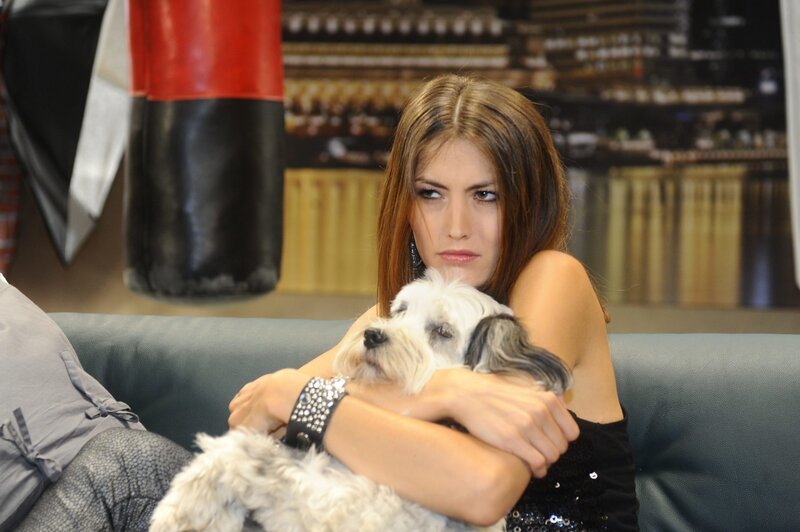 Jessica (Fiona Erdmann) ist von Julian enttäuscht, da er ihr Vertrauen missbraucht hat … – Bild: SAT.1 /​ Oliver Ziebe