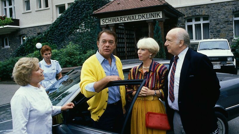 Bei einem zufälligen Besuch wird Prof. Brinkmann (Klausjürgen Wussow, M.) sofort von seinem Klinikpersonal umringt, die den lange Vermissten herzlich begrüßen. – Bild: Thomas Waldhelm