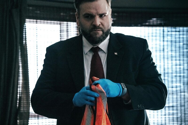 Nachgestellte Szene: Spezialagent Chuck Baker  +++ – Bild: RTL /​ Arrow International Media /​ Saloon Media