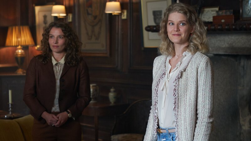 Emma (Charlotte Woolfe, r.) freut sich, dass mit Rebecca (Antonia Bill, l.) eine neue Vikarin ihr Amt aufgenommen hat. Endlich kann sie die Hochzeit planen. – Bild: Jon Ailes /​ ZDF