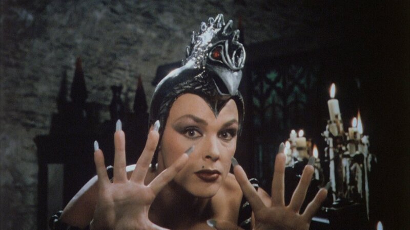 Die Schwarze Königin (Brigitte Nielsen) hat sich den Mächten des Bösen verschrieben. Sie hat Fantaghirňs Vater entführt, um die Macht über sein großes Königreich an sich zu reißen. – Bild: ZDF/​Studio 100 Media