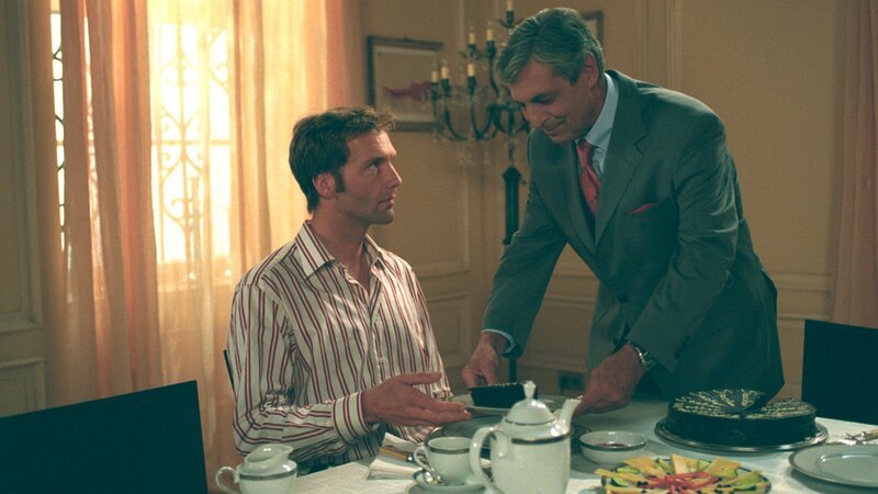 Alexander (Peter Hladik, r.) bespricht neue Aufgaben mit Oliver (Patrik Fichte, l.). – Bild: ZDF und Britta Krehl