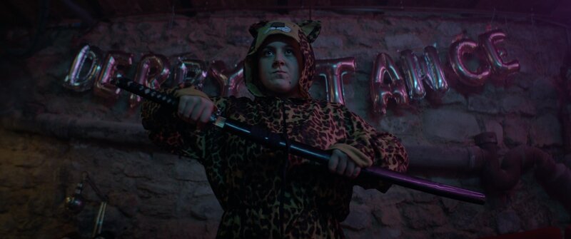 MJ (Salomé Diénis Meulien) ist entschlossen, ihre Mutter aus dem Gefängnis zu holen. Dafür ist ihr jedes Mittel recht. – Bild: NOON