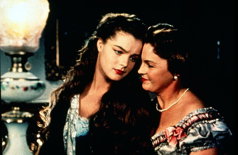 Herzogin Ludovika (Magda Schneider, r.) tröstet Sissi (Romy Schneider), die sich in den für ihre Schwester bestimmten Franz Joseph verliebt hat. – Bild: MPP