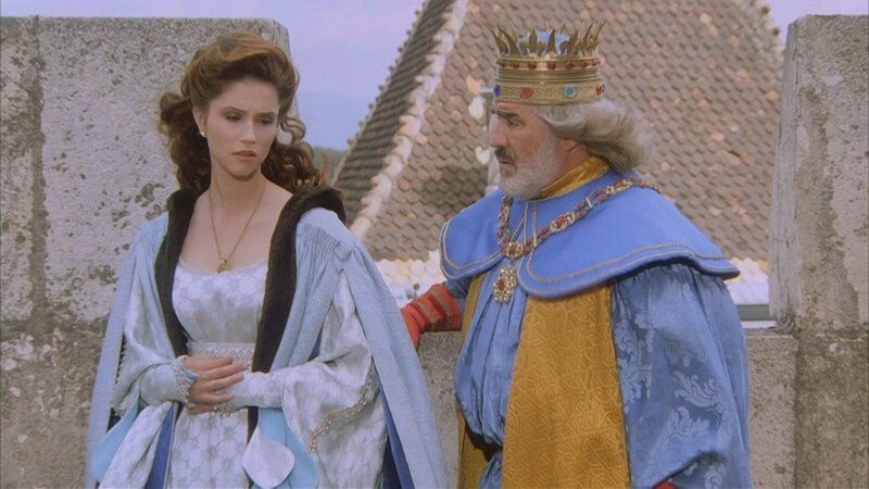 Prinzessin Fantaghirň (Alessandra Martines) ist traurig. Zwar konnte sie ihren Vater (Mario Adorf) aus den Klauen der Schwarzen Königin befreien. Ihr Geliebter Romualdo hat sie jedoch verstoßen, weil er immer noch unter dem Bann eines Zauberspruchs steht. – Bild: ZDF/​Studio 100 Media