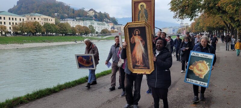 Auf dem 1000 Kreuze Marsch in Salzburg wird gegen Abtreibung demonstriert. – Bild: Ralph Gladitz /​ BR