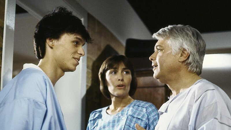 Überrascht werden Angi (Thekla Carola Wied, M.) und Werner (Peter Weck, r.), als sie eines morgens den „Gast“ Duffy (Felix Martin, l.) in ihrem eigenen Badezimmer antreffen. – Bild: ZDF und Barbara Oloffs