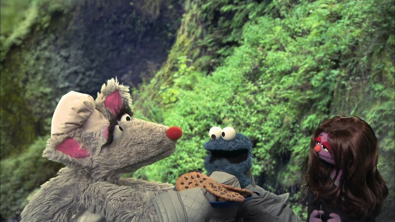 Krümel (m.) ist „Butterkeks-Eddy“. – Bild: NDR/​Sesame Workshop