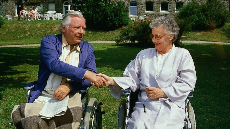 Max Seidelbach (Hans Caninenberg) und Olga Herbold (Edda Seipel) haben sich angefreundet und wollen sich die Zeit, die sie noch in der Klinik verbringen müssen, so angenehm wie möglich miteinander vertreiben. – Bild: ZDF und Thomas Waldhelm
