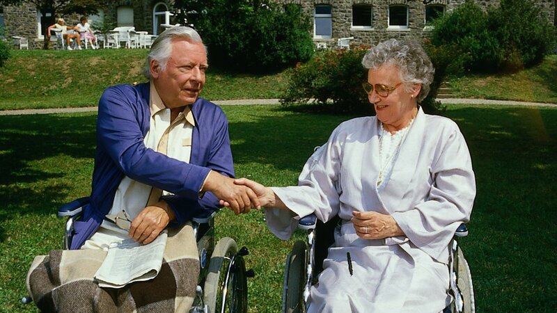 Max Seidelbach (Hans Caninenberg) und Olga Herbold (Edda Seipel) haben sich angefreundet und wollen sich die Zeit, die sie noch in der Klinik verbringen müssen, so angenehm wie möglich miteinander vertreiben. – Bild: ZDFneo