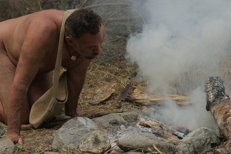 EJ bläst das Feuer an. – Bild: Discovery Communications, LLC