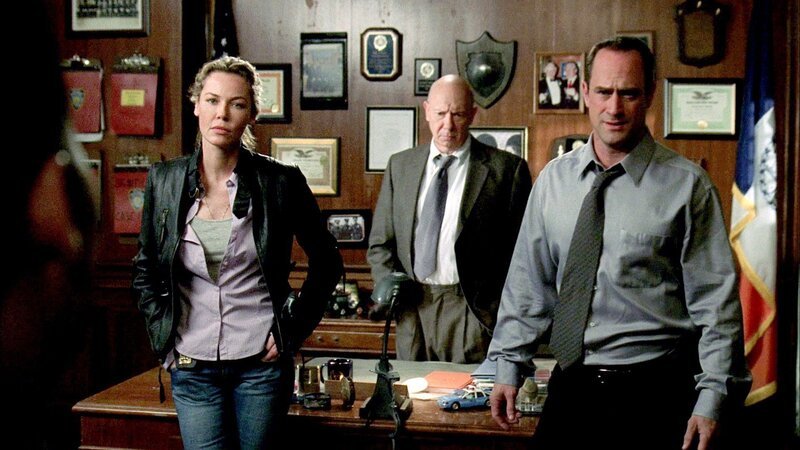 Die Ermittler (v.l.) Dani Beck (Connie Nielsen), Captain Don Cragen (Dann Florek) und Elliot Stabler (Christopher Meloni) stellen fest, dass der Täter Urin seiner Opfer mitnahm und sie nach einer bestimmten Zeitspanne wieder überfiel. Doch warum tut er das? – Bild: RTL /​ NBC /​ Fortpflanzung