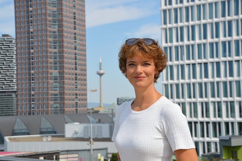 Moderatorin Lena Ganschow für "Terra Xpress" auf dem Skyline Plaza in der City von Frankfurt am Main. Die Städte müssen grüner und lebenswerter werden. – Bild: ZDF und Anne Hartmann Moderatorin Lena Ganschow für "Terra Xpress" auf dem Skyline Plaza in der City von Frankfurt am Main. Die Städte müssen grüner und lebenswerter werden. – Bild: ZDF und Anne Hartmann