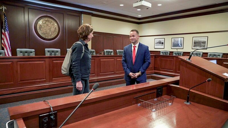 Barbara Wolschek trifft den republikanischen Abgeordneten Ronald „Jaron“ Crane im Kapitol von Idaho. – Bild: ORF