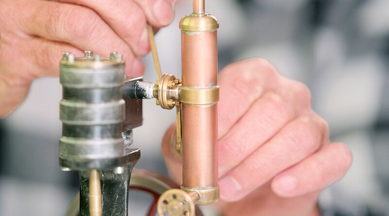 Harald Bellaire benutzt beim zusammen der Dampfmaschine Miniatur-Werkzeug – Bild: SWR