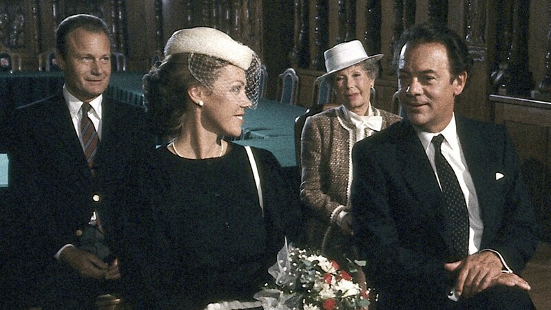 Selbst bei der standesamtlichen Trauung mit Christa (Gaby Dohm, l.) geht Prof. Brinkmann (Klausjürgen Wussow, r.) noch immer der Fall durch den Kopf, der ihn so sehr beschäftigt. – Bild: ZDF und Thomas Waldhelm