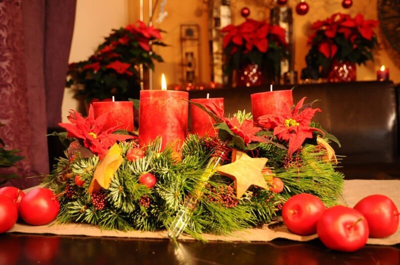 Weihnachtsdekoration mit rot geschmücktem Adventskranz. – Bild: BR