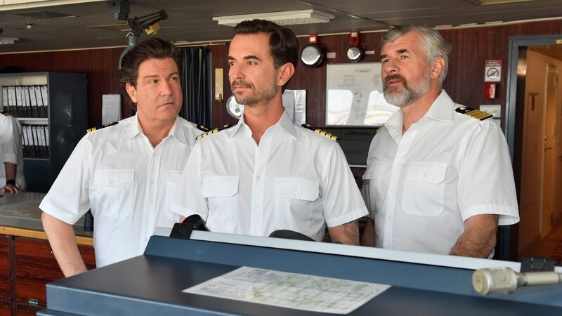 Das Traumschiff nimmt Kurs in Richtung Namibia. Ein unvergessliches Erlebnis auch für Kapitän Max Parger, Staff-Kapitän Martin Grimm und Schiffsoffizier Oliver Botten. – Bild: Dirk Bartling