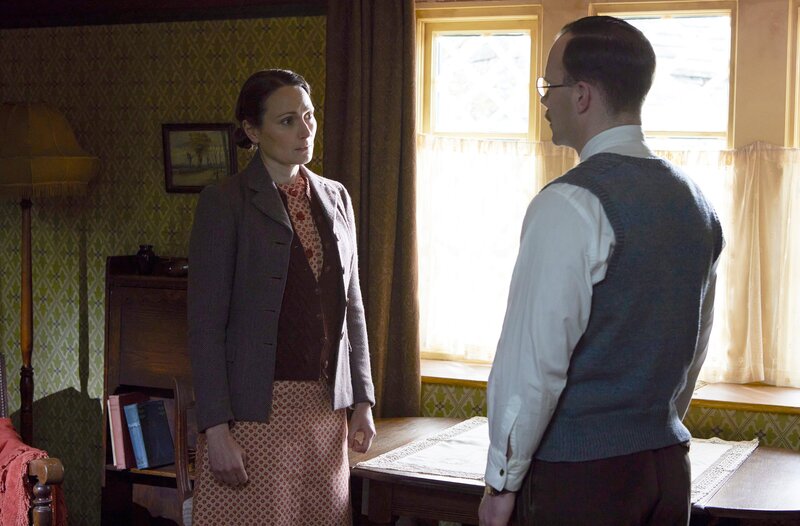 Mrs. Hall (Anna Madeley, li.) sagt Gerald Hammond (Will Thorp, r.), dass sie lieber in der Praxis von Siegfried Farnon bleiben möchte, da man sie dort braucht. – Bild: WDR/​Playground & All3Media International