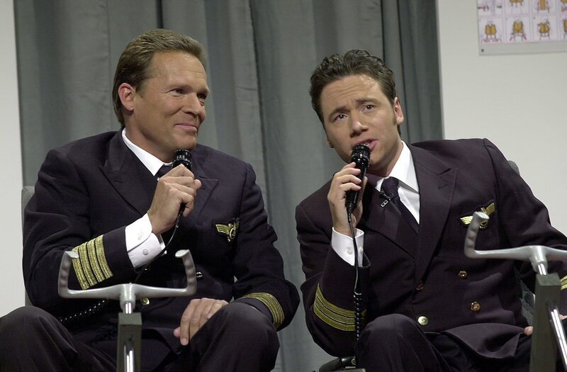 Die Piloten Christian Tramitz (l.) und Michael "Bully" Herbig (r.) im Gespräch. – Bild: ProSieben / S.E.T. Eigenproduktionsbild frei Die Piloten Christian Tramitz (l.) und Michael "Bully" Herbig (r.) im Gespräch. – Bild: ProSieben / S.E.T. Eigenproduktionsbild frei
