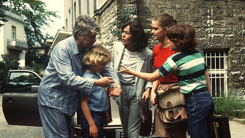 Im Schlafanzug will Werner (Peter Weck, l.) seine Familie Tom (Tarek Helmy, 2. v. l.), Angi (Thekla Carola Wied, M.), Tanja (Julia Biedermann, 2. v. r.) und Markus (Timmo Niesner, r.) in die Schule oder das Geschäft fahren. Angi’s alter VW ist nicht angesprungen. – Bild: ZDF und Barbara Oloffs