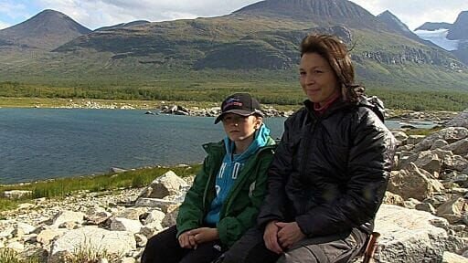 Sommer im Nationalpark Lapponia. Wie die Vögel im Winter in den Süden, so zieht es die Sami wie Victoria Harnesk und ihren Sohn Niila im Sommer ins Fjäll (ins Gebirge zwischen Schweden und Norwegen). – Bild: NDR