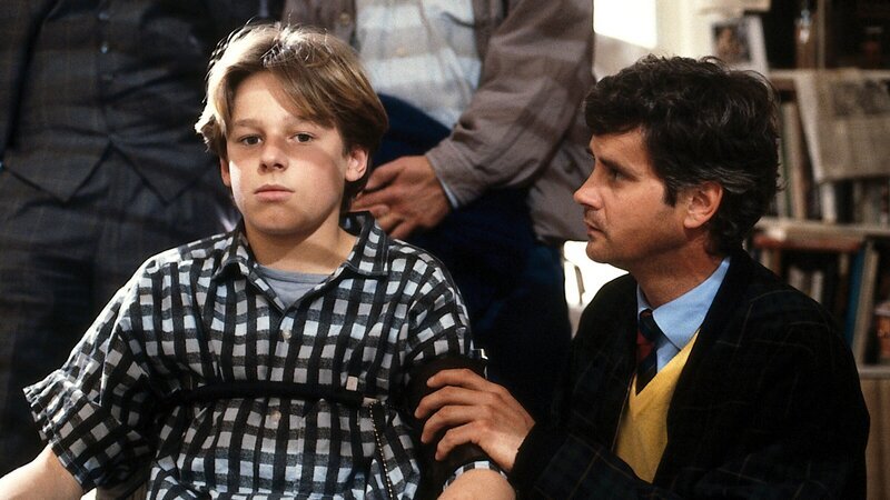 Polizei und Geheimdienste stehen vor einem Rätsel. Die Formel ist verschwunden. Unterdessen sind zwar alle überzeugt, dass Patrik Pacard damit irgendetwas zu tun hat, aber zugleich ist es offensichtlich, dass es der Junge entweder selbst nicht weiß oder an Raffinesse den erfahrendsten Verhörspezialisten überlegen ist. Um endlich Ruhe zu bekommen, stellt Patrik sich freiwillig einem Lügendetektor. Von links: Patrik Pacard (Hendrik Martz) und Müller (Andreas Seyferth) – Bild: Jürgen & Thomas