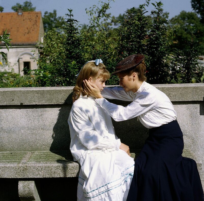 Der Abschied von Lena (Susanne Uhlen), die heiratet, ist für Annemarie (Anja Bayer) ein schwerer Schicksalsschlag. – Bild: ZDF und TV 60 München