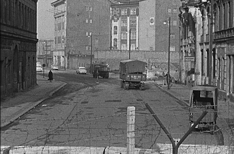 Das Jahr 1961 – die Mauer wird gebaut, die Berliner erleben kosmische Sensationen, der Westen tanzt Twist und der Osten kreiert einen eigenen Modetanz. Foto: Der Mauerbau zwischen Jacobstraße und Moritzplatz. – Bild: rbb