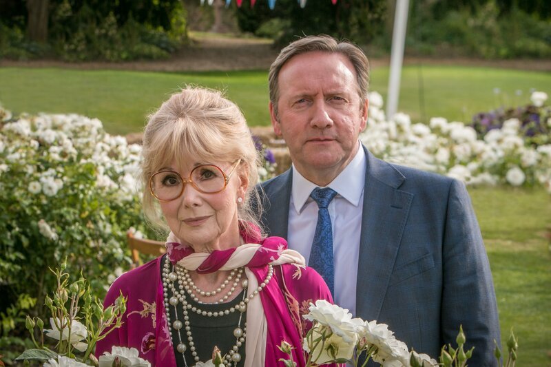 John Barnaby (Neil Dudgeon) findet heraus, dass die Ausrichterin der Kleintierschau, Delphi Hartley (Susan Hampshire) vom ermordeten Immobilienmakler Seb Huntington dazu gebracht werden sollte, ihre Veranstaltungshalle zu verkaufen. Damit hätte die Dame ein Motiv für den Mord. – Bild: ZDF und Mark Bourdillon