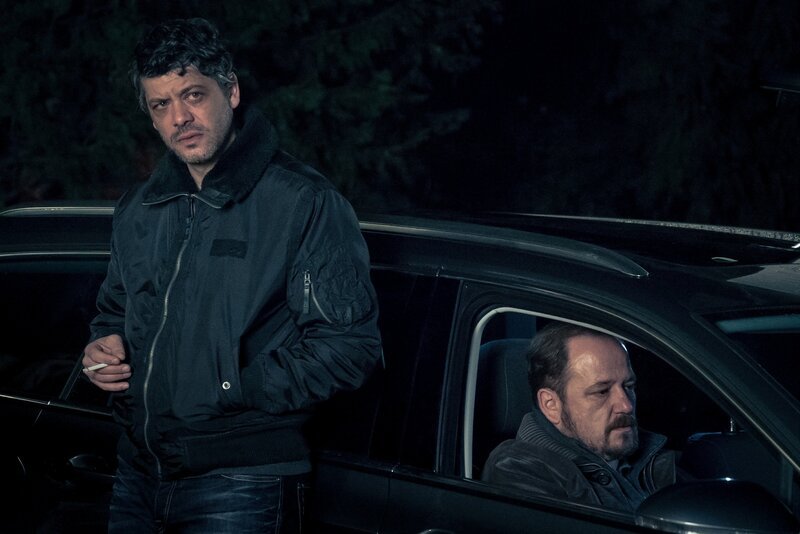 Bruno Bogdan (Carlo Ljubek) und Ronny Herzog (Andreas Anke) treffen ihren Komplizen. – Bild: Nik Konietzny /​ ZDF Enterprises GmbH