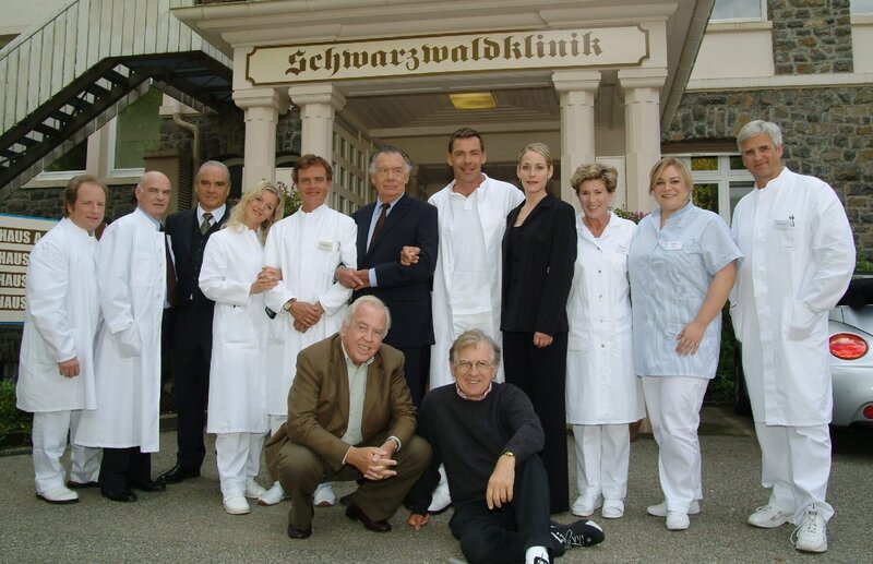 Die Schwarzwaldklinik – Neue Zeiten: v.lks.n.r.: Martin Theuer, Peer Jäger, Walter Kreye, Eva Habermann, Alexander Wussow, Klausjürgen Wussow, Sascha Hehn, Stephanie Japp, Roswitha Dierck, Cornelia Saborowski, Christian Ewald. – Bild: Dirk Bartling