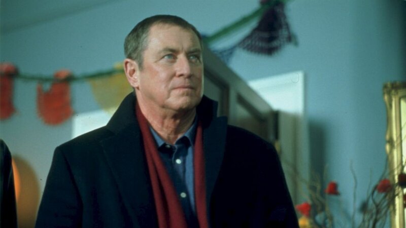 Der Mordversuch an einer alten Dame kommt DCI Tom Barnaby (John Nettles) gerade recht. So kann er sich vor der Weihnachtsfeier mit seinen Schwiegereltern drücken. – Bild: All3Media