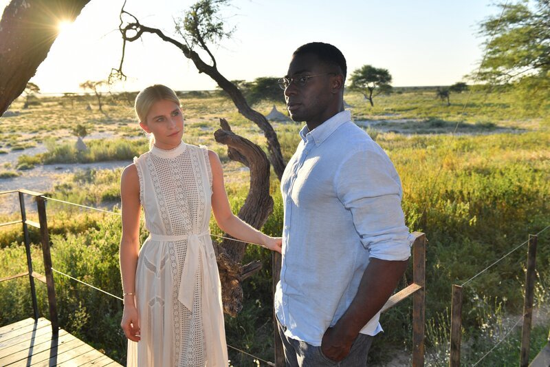 Frisch verliebt verbringen Paulina Winter (Caro Daur) und Friedemann Blum (Alexander Prince Osei) gemeinsam Zeit in Namibia. Doch mit dem Trubel um seine bekannte Freundin hat Friedermann große Probleme. – Bild: ZDF und Dirk Bartling