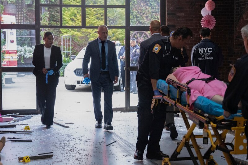 LAW & ORDER: ORGANIZED CRIME -- S5 -- Pictured: (l-r) Danielle Moné Truitt as Sgt. Ayanna Bell, Christopher Meloni as Det. Elliot Stabler. – Bild: PEACOCK /​ UNIVERSAL