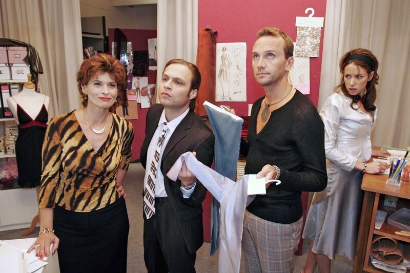 Im Job läuft es für Bruno (Tim Sander, 2.v.l.) mehr schlecht als recht. Er wird von Sophie (Gabrielle Scharnitzky, l.) und Hugo (Hubertus Regout, 2.v.r.) wegen seiner mangelnden Qualifikation gerügt und zur Zusammenarbeit mit Nora (Julia Malik, r.) verpflichtet. – Bild: Sat.1 /​ Noreen Flynn