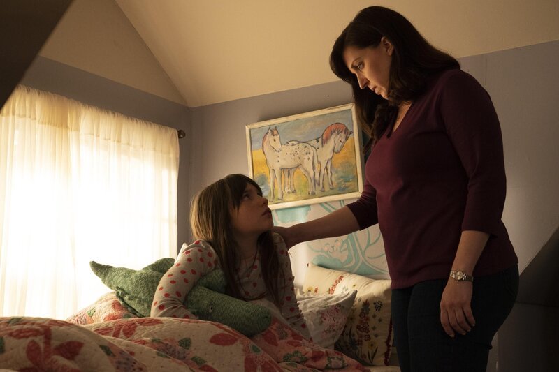 L-R: Piper (Alexa Swinton) and Jo Evans (Allison Tolman) – Bild: Emergence /​ ABC Studios /​ Giovanni Rufino