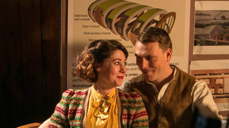 Corina Craven (Catherine Steadman) ist blind vor Liebe für ihren Finn Thornberry (Edwin Thomas). – Bild: ZDF und Mark Bourdillon 07831605033