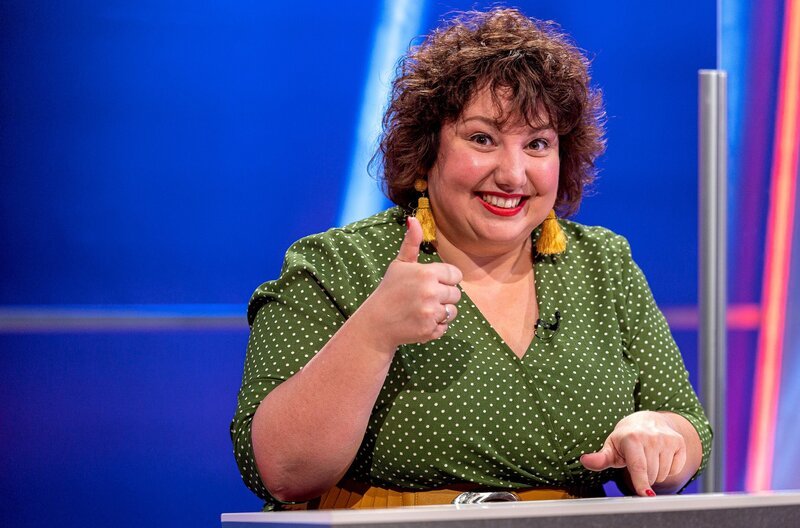 Es kann losgehen! Comedienne Meltem Kaptan tritt beim Wissensquiz „Meister des Alltags“ an – das Quiz mit Aha-Effekt und cleveren Tipps und Tricks für den Alltag. – Bild: SWR/​Christian Koch