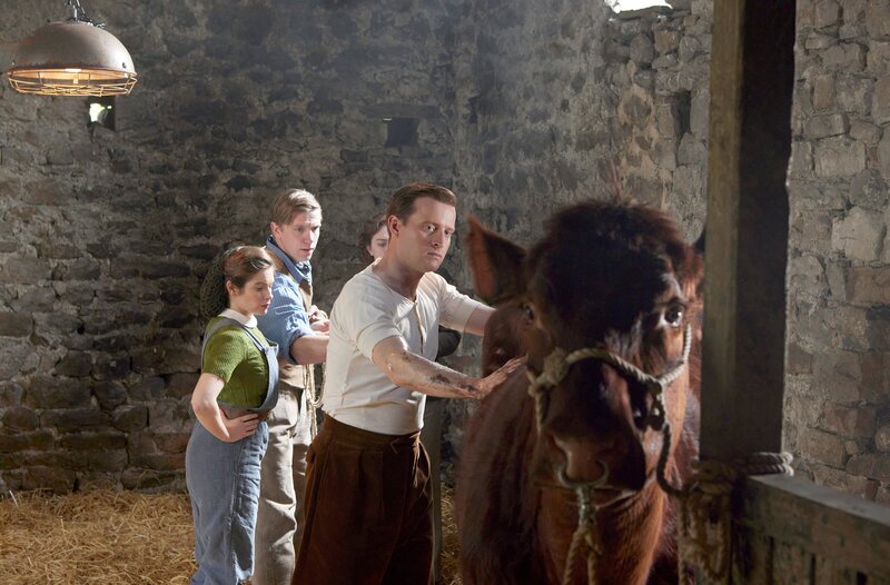 (v.l.n.r) Helen Herriot (Rachel Shenton), Richard Alderson (Tony Pitts), Elsie Crabtree (Chloe Harris), James Herriot (Nicholas Ralph) – Bild: WDR/​Playground & All3Media International