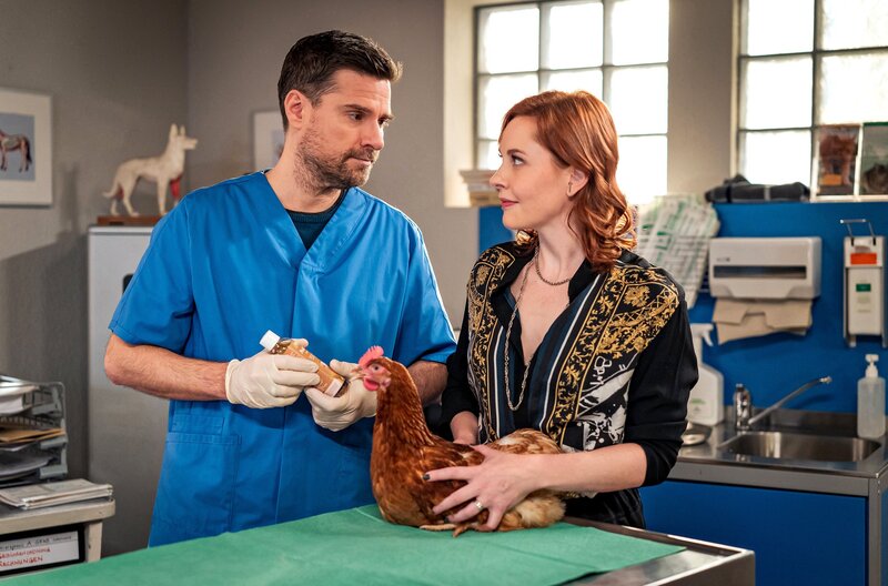 Lissy (Elinor Eidt) bringt ein krankes Schulhuhn zu Andreas (Ralph Gassmann) in die Praxis. – Bild: SWR/​Christian Koch