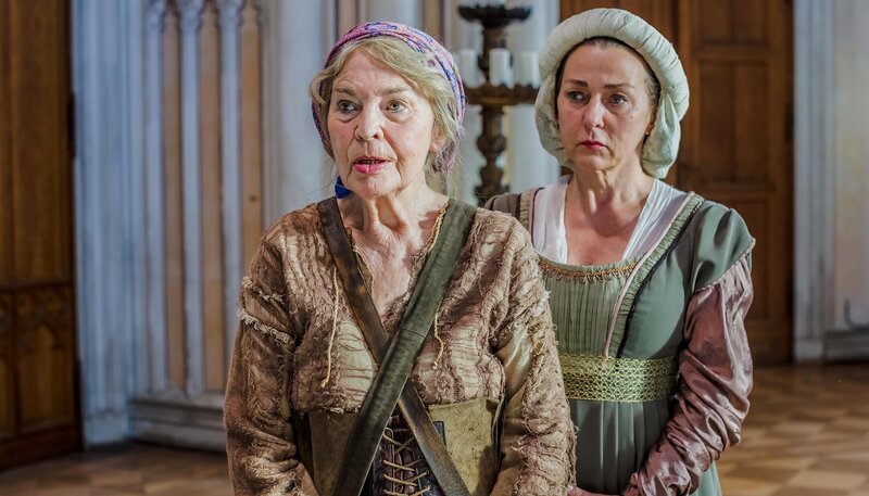 Die Kräuterfrau (Christel Bodenstein) und die Amme (Steffi Kühnert) haben eine Audienz beim König. Christel Bodenstein spielte in der DEFA-Verfilmung des Märchens von 1957 die Prinzessin. – Bild: Theo Lustig