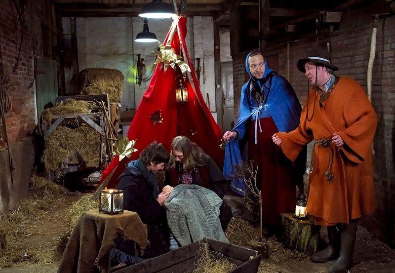 NDR Fernsehen NEUES AUS BÜTTENWARDER, „Weihnachten“, Brakelmann und Adsche entdecken die beiden durchgebrannten Studenten im Stall. die junge Frau Anne hat dort gerade ihr Baby bekommen – genau wie das Jesuskind. v.l.n.r.: Jojo (Tim Melzer), Anne (Anja Herrmann), Adsche Tönnsen (Peter Heinrich Brix) und Kurt Brackelmann (Jan Fedder) – Bild: NDR/​Sandra Hoever