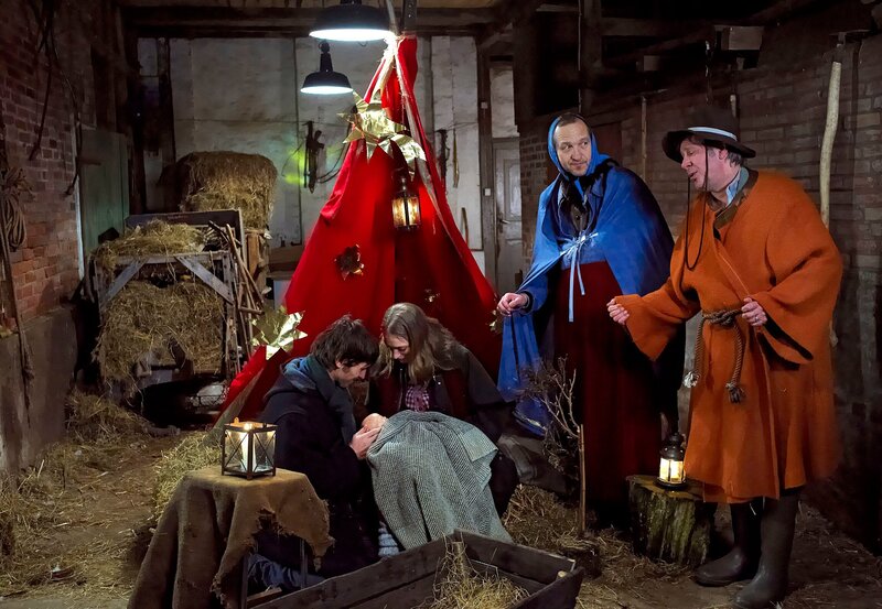 NDR Fernsehen NEUES AUS BÜTTENWARDER, „Weihnachten“, Brakelmann und Adsche entdecken die beiden durchgebrannten Studenten im Stall. die junge Frau Anne hat dort gerade ihr Baby bekommen – genau wie das Jesuskind. v.l.n.r.: Jojo (Tim Melzer), Anne (Anja Herrmann), Adsche Tönnsen (Peter Heinrich Brix) und Kurt Brackelmann (Jan Fedder) – Bild: NDR/​Sandra Hoever