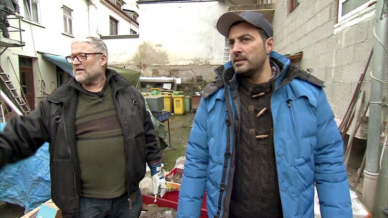 Trödelprofi Sükrü Pehlivan (re.) bei der Bestandsaufnahme mit Sammler Arno (62) – Bild: RTL II