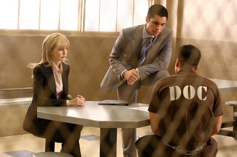 Scott (Danny Pino, M.) und Lilly (Kathryn Morris, l.) verhören Dylan Noakes (Kirk Acevedo, r.), der 1994 wegen Mittäterschaft an einem Mord verurteilt wurde. Doch Dylan beteuert seine Unschuld … – Bild: Warner Bros. Television