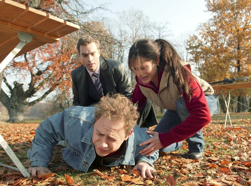 MDR Fernsehen IN ALLER FREUNDSCHAFT FOLGE 216, „Amors Pfeil“, am Mittwoch (12.11.14) um 11:40 Uhr. Birte (Doreen Dietel) und Marc (Roland Peek) kümmern sich um den am Boden liegenden, schwer verletzten Tim (Moritz Führmann). – Bild: MDR/​Krajewski