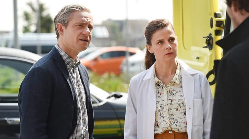 Dr. John Watson (Martin Freeman) hat Molly Hooper (Louise Brealey) gebeten, Sherlock zu untersuchen, der den schmerzhaften Verlust seines einzigen Freundes selbstzerstörerisch mit Drogen betäubt. – Bild: ARD Degeto/​BBC/​Hartswood Films 2016
