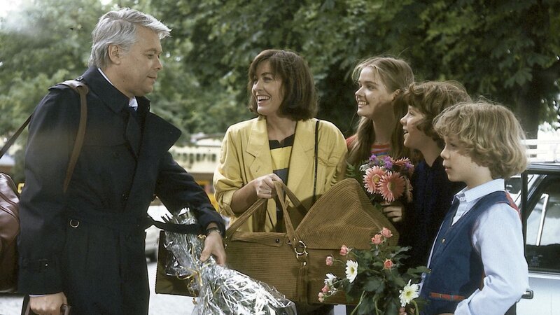 Nicht gerade ausgeschlafen wird Werner (Peter Weck, l.) vom Nachtzug von Angi (Thekla Carola Wied, 2. v. l.), Tanja (Julia Biedermann, M.), Tom (Tarek Helmy, 2. v. r.) und Markus (Timmo Niesner, r.) begrüßt. Auch Baby Franziska ist dabei. – Bild: ZDF und Nova Film