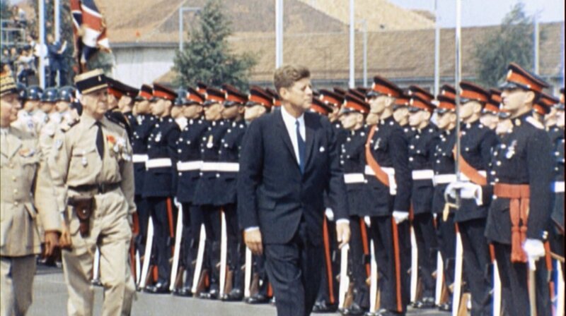 Das Jahr 1963 – US-Präsident Kennedy besucht West-Berlin, Kreml-Chef Chruschtschow und die „Himmelsgeschwister“ Gagarin und Tereschkowa den Osten der Stadt. Zu Weihnachten wird die Mauer dank des Passierscheinabkommens für wenige Tage durchlässiger. Eine Berlin-Chronik der Superlative: 30 Folgen, Jahr für Jahr erzählt, von 1961, dem Jahr des Mauerbaus, bis 1990, dem Jahr der Wiedervereinigung. – Kennedy in Berlin im Juni 1963. – Bild: rbb